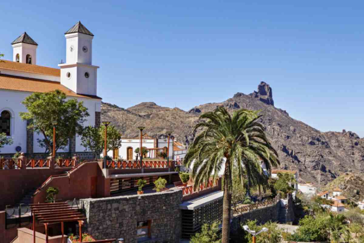 Questo piccolo comune, situato a 1.050 metri di altitudine e a circa 44 chilometri